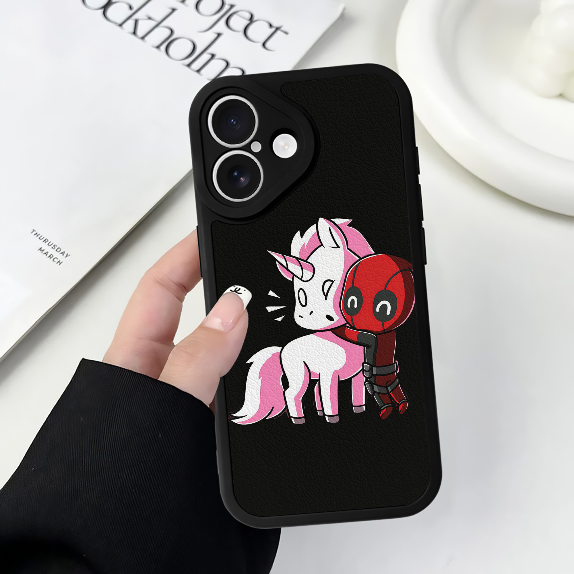 （画像用） Deadpool デッドプール 【iPhone 16シリーズ対応】シリコンスマホケース（レザー調） 材質：シリコン